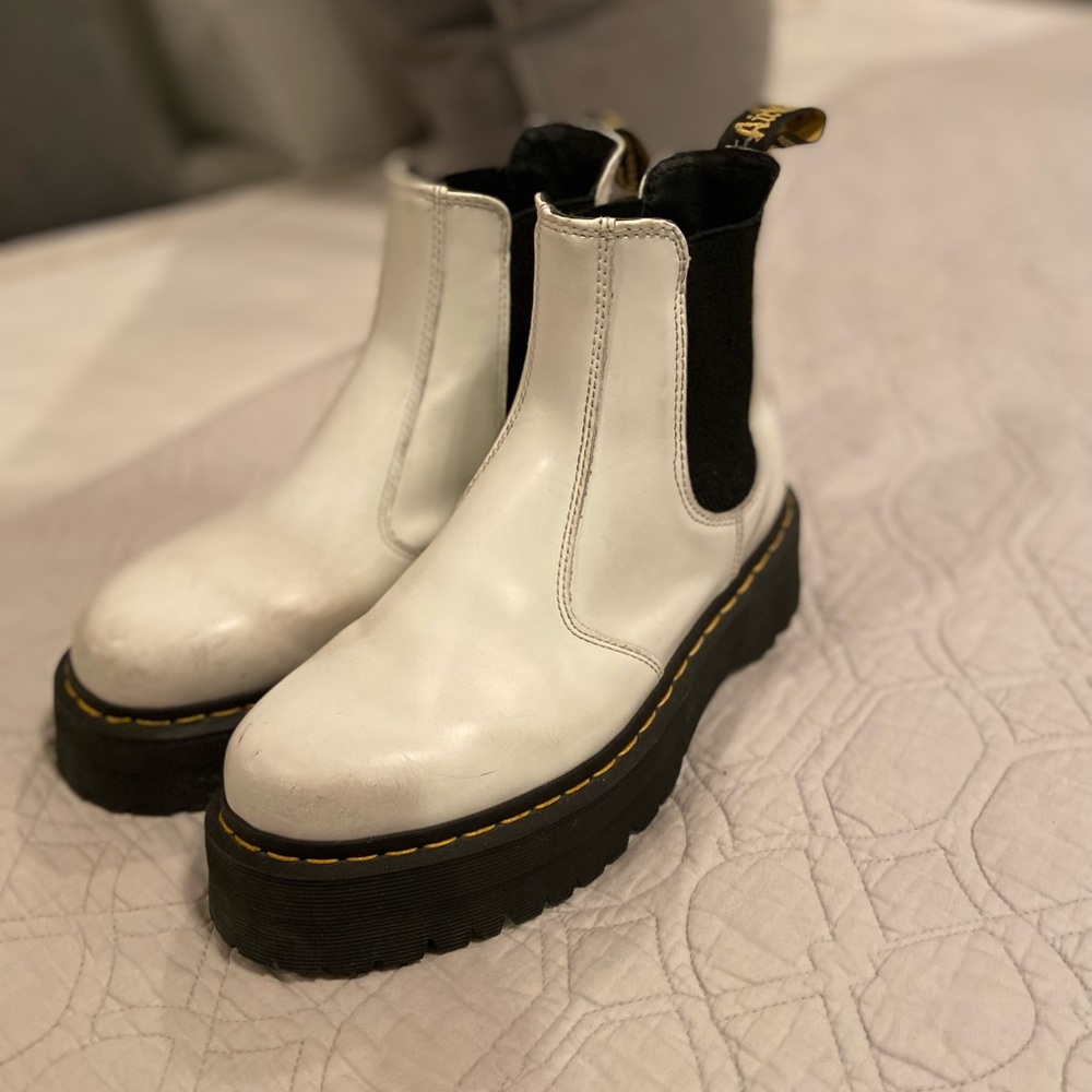 ❌SOLD❌ Dr. Martens 2976 Quad Chelsey boots in white.